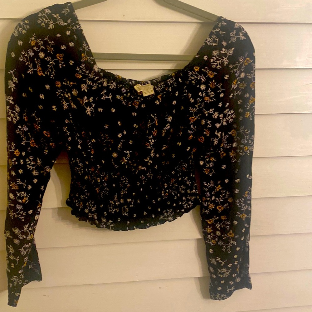 Size Small Japna 100% Viscose- floral mid rise long sleeve blouse